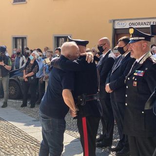 Nonno Giulio abbraccia i carabinieri, sotto la folla e i feretri