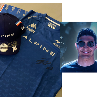 Maglietta e cappellino, foto di Ocon dalla pagina Facebook ufficiale di Alpine