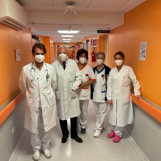 Un'immagine della nuova degenza dell'oncologia in ospedale a Saronno. Al centro, il Direttore del Dipartimento oncologico Asst Valle Olona, dottor Claudio Verusio