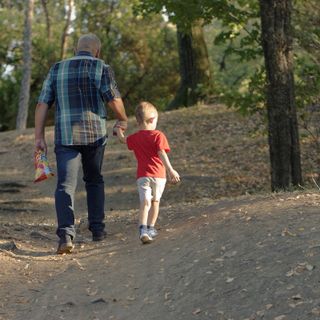 «Cammino con il mio papà». L'orgoglio dei piccoli a Sant'Edoardo