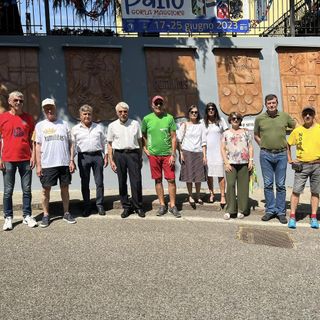 La nuova installazione con gli stemmi delle quattro Contrade e del Comune. Nell'ultima foto, il taglio del nastro dell'edizione 2023 del Palio di Gorla Maggiore