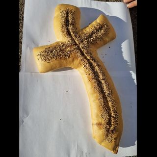 La croce di pane realizzata dai dipendenti