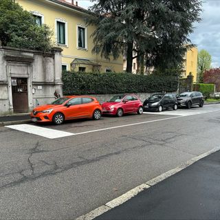 Parcheggi sulla pista ciclabile di via XX Settembre