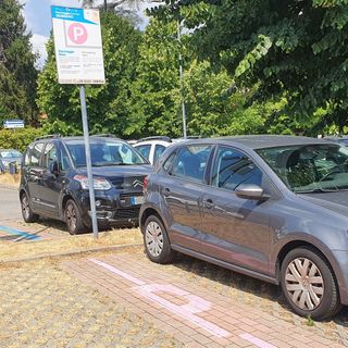 Gli stalli rosa già presenti nel parcheggio Giussano