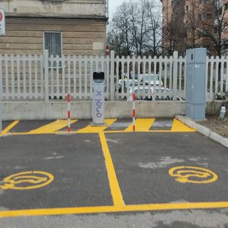 Legnano, installata la prima colonnina per la ricarica delle auto elettriche nel parcheggio di via Gaeta