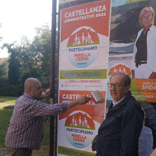 Subito al lavoro per rimpiazzare i manifesti imbrattati a Castellanza (sotto)