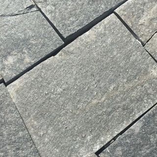 Le lastre ammalorate e la bella piazza