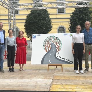 Il sindaco Antonelli, l'assessore Loschiavo e le due studentesse Giulia e Aurora