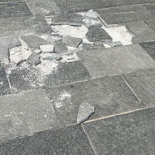 FOTO. Piazza Vittorio Emanuele si sbriciola ancora