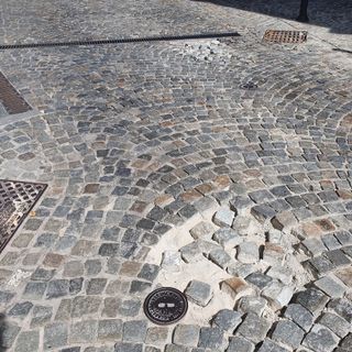Lampioni e pavimentazione, il centro di Busto fa discutere