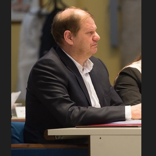 Livio Pinciroli quando sedeva in consiglio comunale. Sotto, il suo ritorno per una sera nella sede della Lega