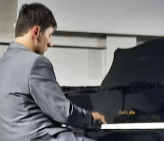 VIDEO. Manuel Pintau conquista la platea del Museo del Tessile con il concerto benefico per i suoi 18 anni