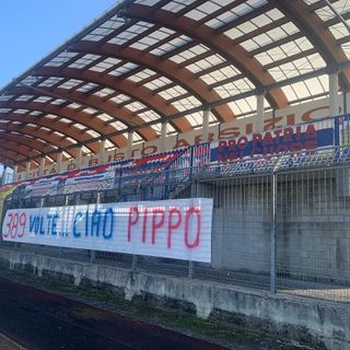 Lo striscione esposto allo Speroni quando scomparve Pippo Taglioretti
