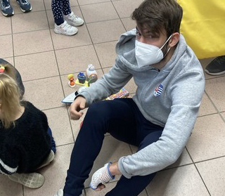 Luca Pizzul mentre gioca con la bimba ucraina: una scena autentica come il tigrotto
