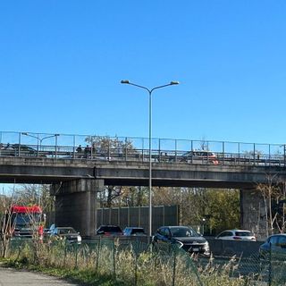 Minaccia di gettarsi dal ponte sopra la 336. Salvato dalla Polizia