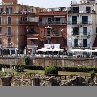 Terremoto: paura e gente in strada, bottiglie e articoli a terra in supermercati
