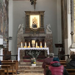 Aspettando la preghiera insieme in Santa Maria: l'icona, sotto la statua della Madonna dell'Aiuto