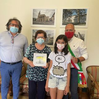 La premiazione della nonna coraggio con la bimba, l'opera donata, il dialogo con sindaco e vicesindaco