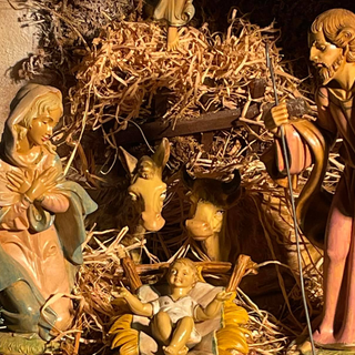 Busto, il presepe nella chiesa dell'ospedale. Con una dedica speciale