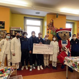 VIDEO E FOTO. «Grazie Pro Patria dalla Pediatria, scaldi il cuore dei nostri bambini»