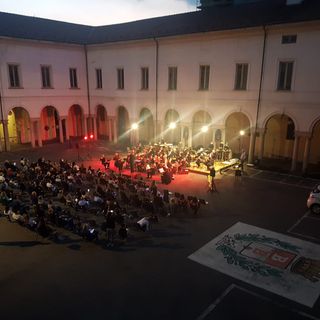 Il concerto nel cortile municipale a Busto