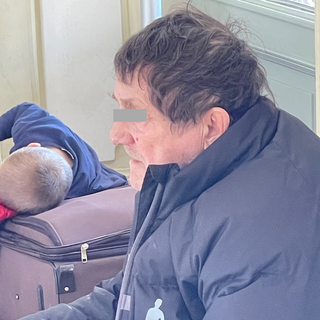 Un'immagine scattata da Bruno Carenini: un anziano e un bimbo, tra i profughi ammutoliti in Polonia