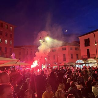 VIDEO E FOTO. In piazza i volti e i cuori della Pro Patria: «Sarà un'altra bella avventura»