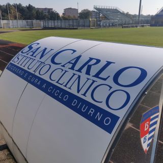 Le panchine con il logo del San Carlo