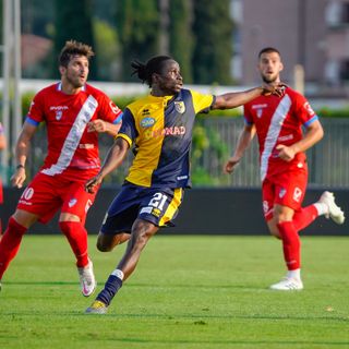 Osuji, giocatore del Trento, e i tigrotti: una foto di Marco Giussani che diventa anche un'ispirazione