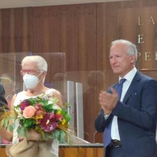 L'avvocato Proserpio, a sinistra, festeggiato dai colleghi per i suoi 50 anni di professione (foto dal profilo Facebook dell'ordine degli avvocati di Milano)