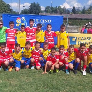 I pulcini di Villa Cortese e River Plate insieme. Sotto, la squadra gialloblù al Torneo Internazionale in Trentino