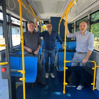 Ecologia e sicurezza: il sindaco “collauda” il nuovo pullman di Gallarate