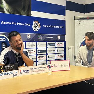 Mister Vargas durante la conferenza stampa con il responsabile della comunicazione Ramella