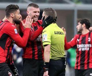 Rebic e Giroud increduli dopo la decisione dell'arbitro