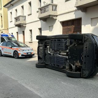 Si ribalta con l’auto in via Bellini, 28enne in ospedale a Busto