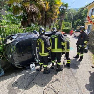 Porto Valtravaglia, 76enne si ribalta con l’auto