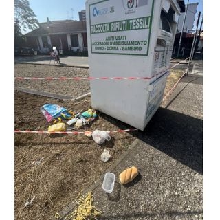 Rifiuti abbandonati questa mattina davanti al cassettone tessile del mercato