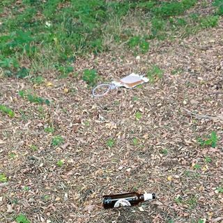 Ancora rifiuti vicino alla Cascina dei Poveri. Spunta persino una sacca di urina