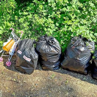 Strade Pulite, attorno a Malpensa recuperati plastica, un passeggino e... bottiglie di urina