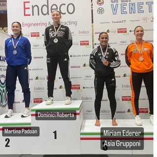 Roberta Dominici sul gradino più alto del podio. Sotto: medaglie per Aurora Fanelli e Alessandra Bossi