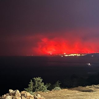 Incendi a Rodi: «Enorme nube di fumo, ma esodo ordinato. Per noi la vacanza continua»
