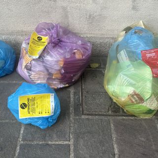 Sacchi non conformi questa mattina in via San Gregorio, pieno centro di Busto