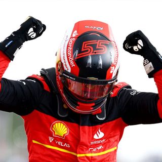 ¡Vamos Carlos! Vittoria storica per Sainz, rammarico Leclerc
