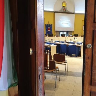 Rifiuti e tagli Pnrr, l’opposizione chiede un Consiglio ad agosto. Seduta balneare?