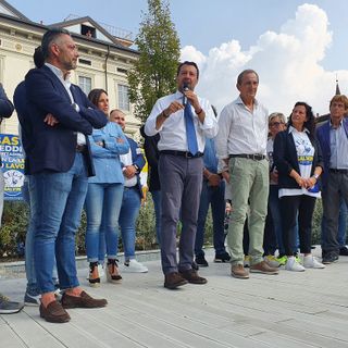 Salvini: «A Busto squadra che vince non si cambia». Dal palco i «no a ius soli, droga libera e obbligo vaccinale»