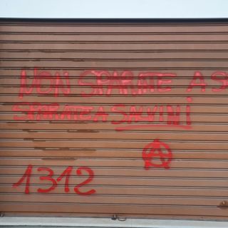 Le scritte comparse sulla saracinesca Le scritte comparse sulla saracinesca