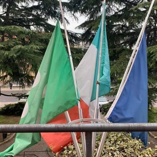 Le bandiere a mezz'asta in municipio