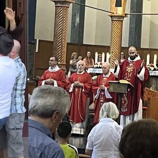 Don Lorenzo mentre celebra a destra e a lato mentre viene lanciato scherzosamente in aria (foto social dell'oratorio di Sant'Edoardo)