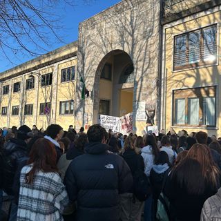 FOTO. Un centinaio di studenti in sciopero: «La goccia che ha fatto traboccare il Candiani»