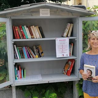 L'assessore Antonella Scolfaro presenta la "casetta dei libri"